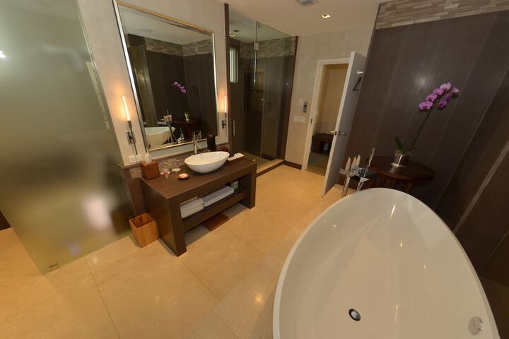 Royal Blues Hotel