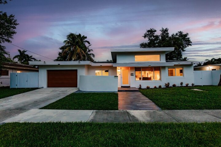 Stylish Aventura Home With Pool on Intercostal