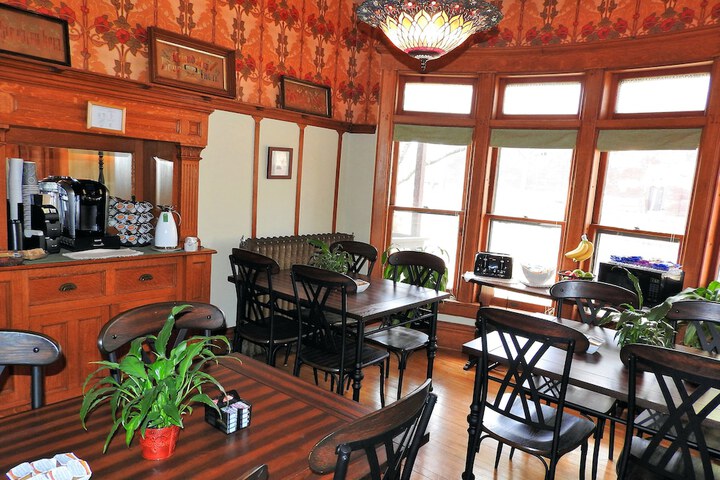 Champaign Garden Inn