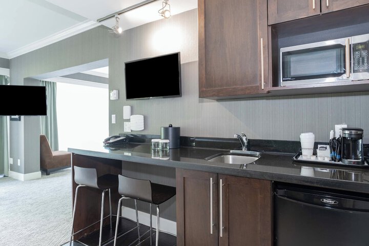 Sandman Signature Vancouver Airport Hotel & Resort