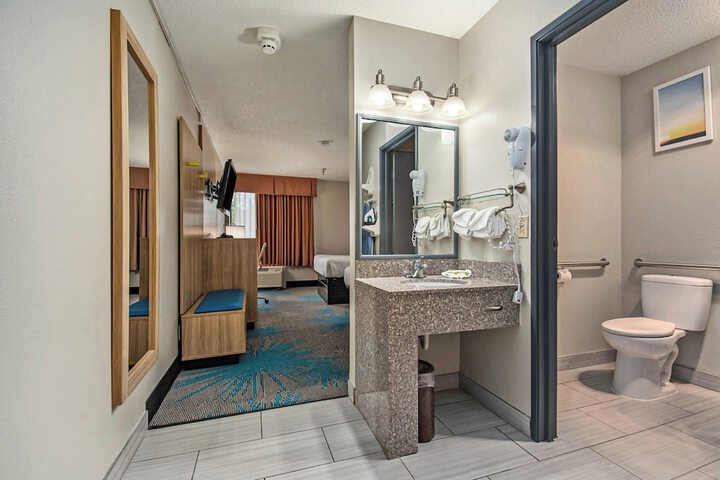 Days Inn & Suites by Wyndham Mt. Pleasant