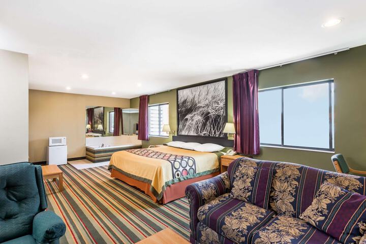 Room 11 of 16