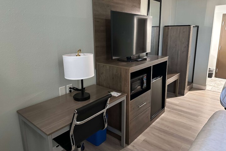 Room 6 of 17