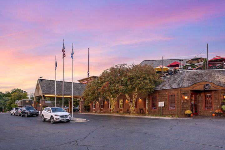 Best Western Plus White Bear Country Inn