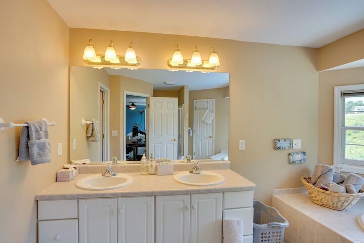 Expansive Upstate Home w / Home Theater!