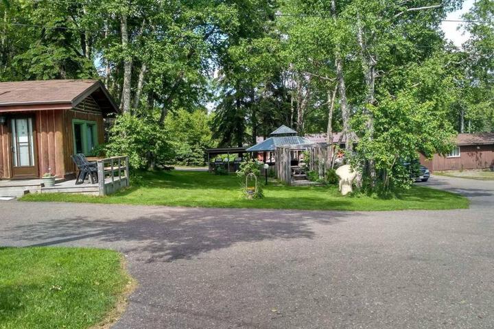 High Falls Motel & Cabins