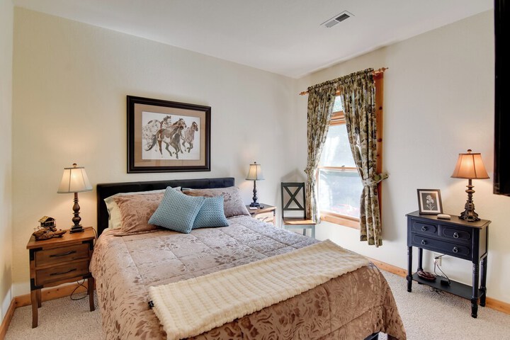Scenic Views & Trail Access! Blue Ridge Mtns Condo
