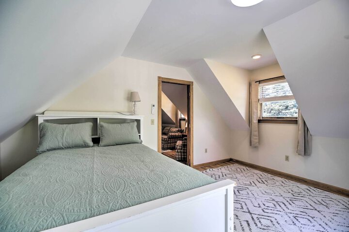 Lake Champlain Home w / Decks Kayaks & Fire Pit!