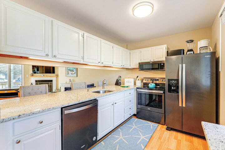 Walk to Bethany Beach Boardwalk: Coastal Retreat