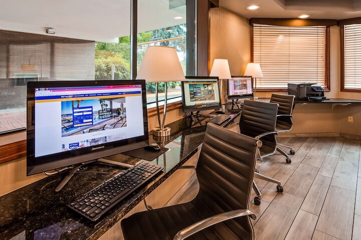 Business Center 53 of 55