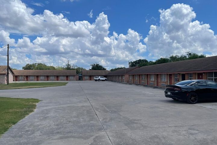 Lakeside Inn & Suites by OYO Mathis I 37