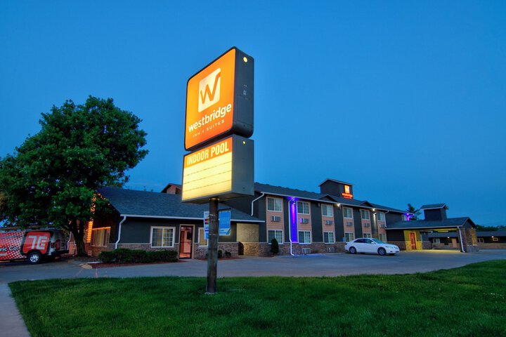 Westbridge Inn & Suites