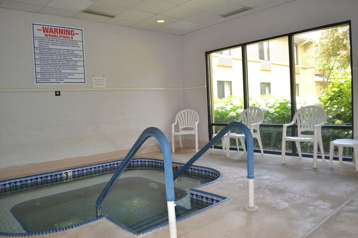 Super 8 by Wyndham Germantown / Milwaukee