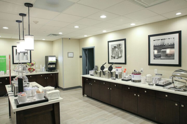 Hampton Inn & Suites Mount Laurel / Moorestown