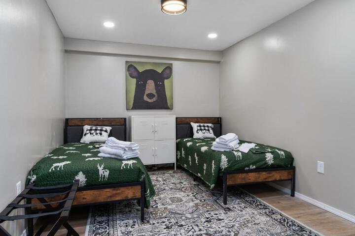Spacious Cabin Near Hocking Hills and Caves with Hot Tub and Firepit