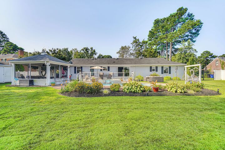 Luxe Lakefront Portsmouth Home: Fish Swim & Play!