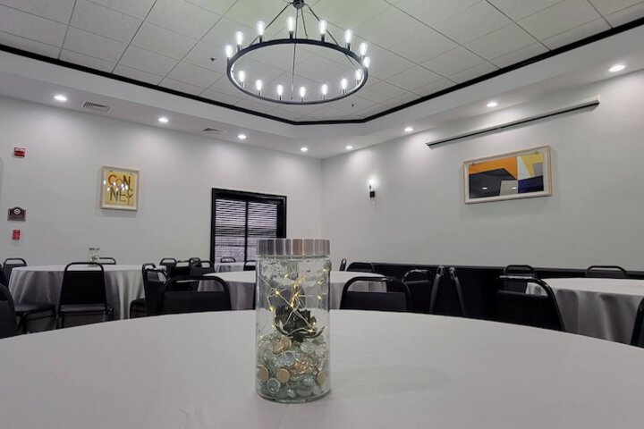 Holiday Inn Express and Suites Newton by IHG