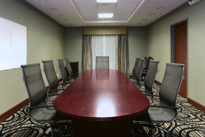Holiday Inn Express & Suites Fredericksburg by IHG
