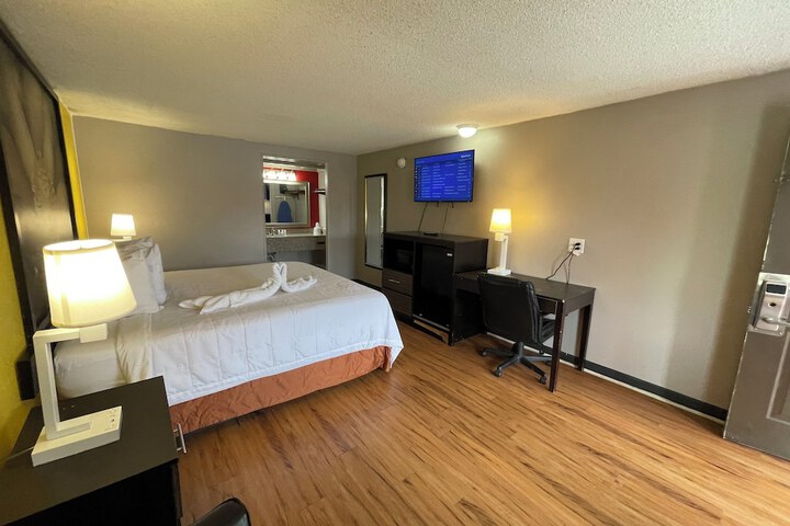 Super 8 by Wyndham Monroe