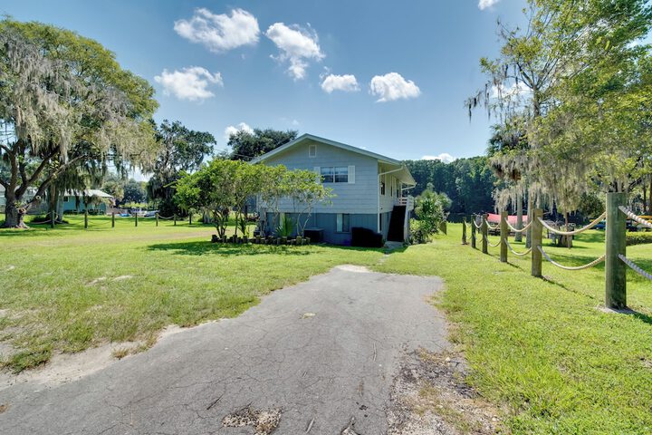Docks + Balcony: Peaceful River Abode in Dunnellon