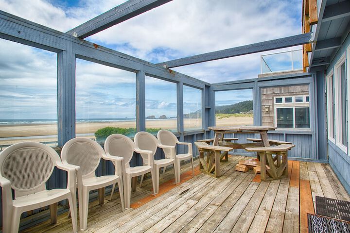 The Waves / The Argonauta Inn/The White Heron Lodge