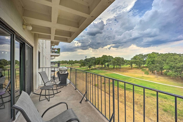 Golf Course & Lake Views: Cozy Afton Condo!