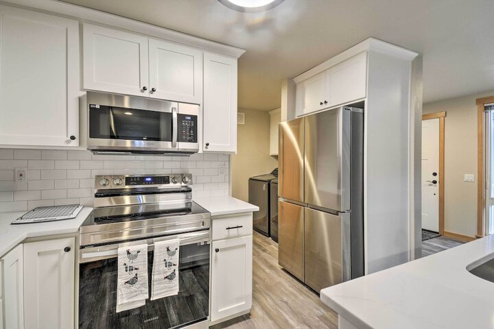 Luxurious Tacoma Retreat w / Quartz Countertops!