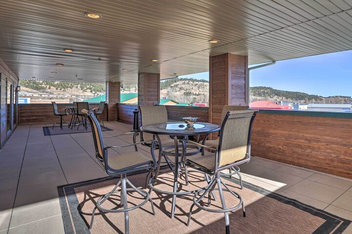 Main Street Strugis Apt w / High-end Features