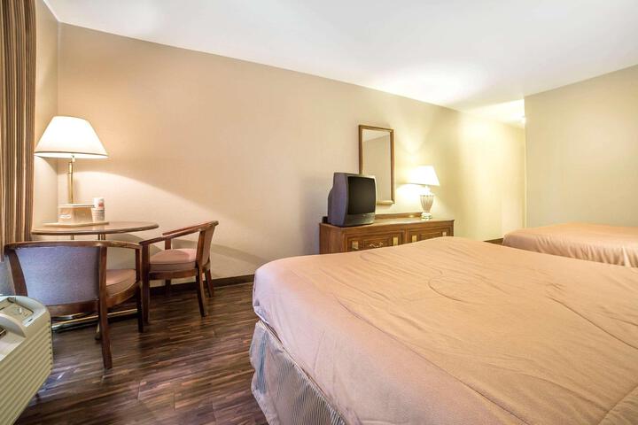 Econo Lodge Inn & Suites