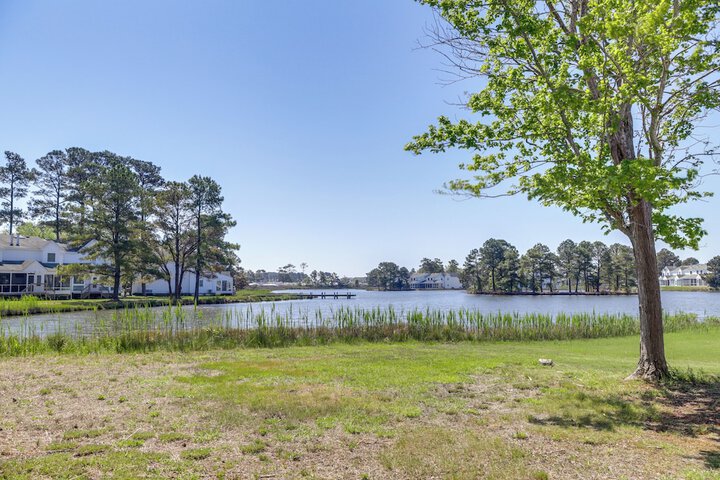 Porch & Water Views: Getaway in Mallard Lakes