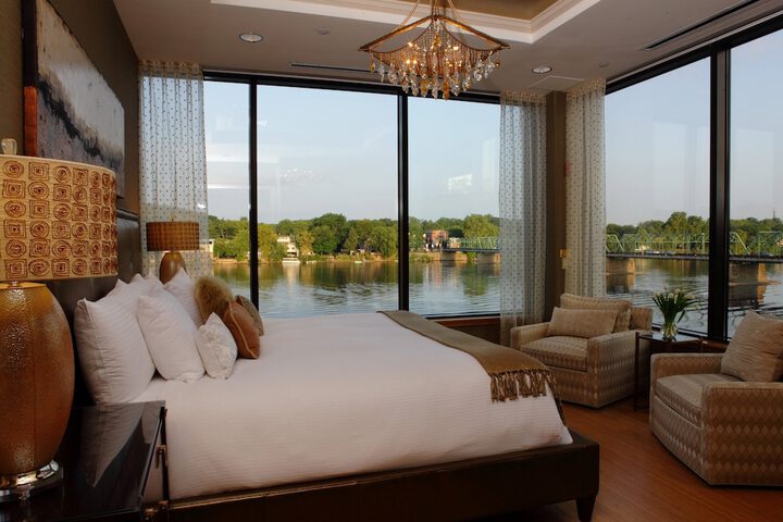 Room 3 of 20