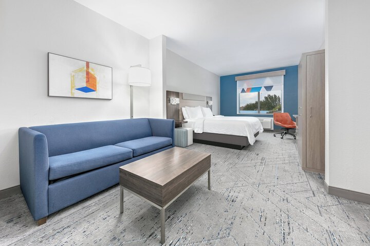 Holiday Inn Express Hotel & Suites Winnie by IHG