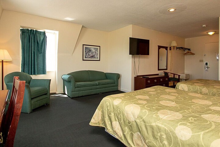 Country Squire Inn & Suites