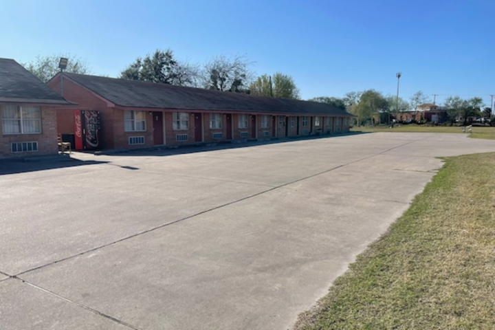 Lakeside Inn & Suites by OYO Mathis I 37