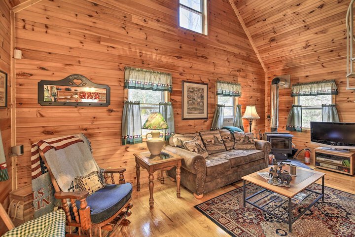 Peaceful Mountain City Cabin w / Porch & Fire Pit