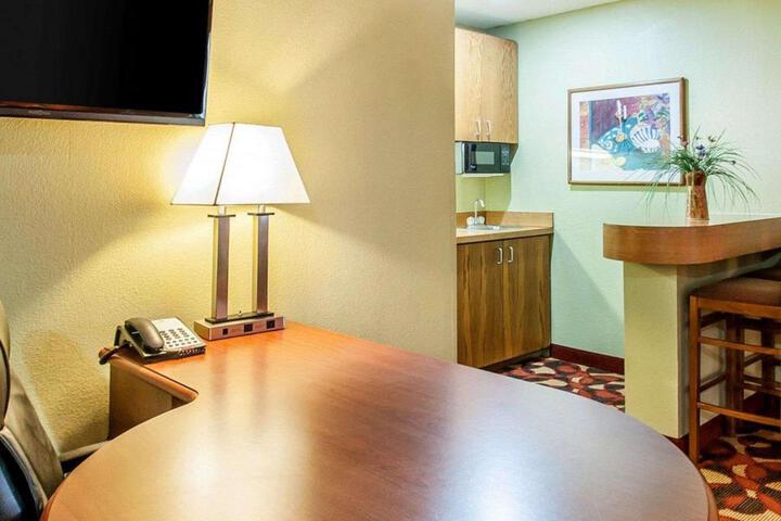 Quality Inn & Suites Kansas City I-435n Near Sports Complex