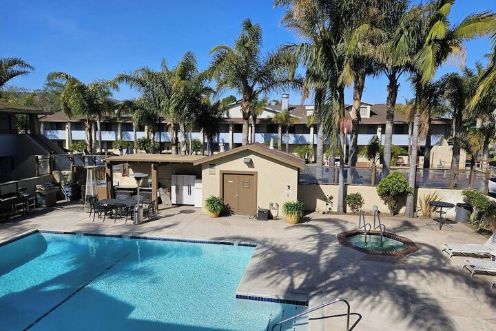 Ocairns Inn & Suites