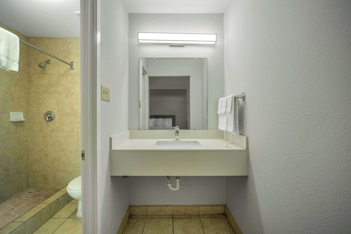 Room 10 of 25
