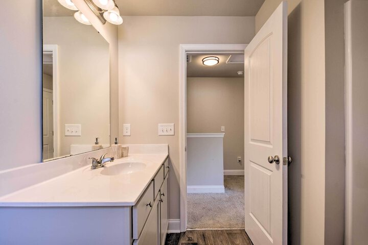 Greer Getaway w / Smart TV 1 Mi to Dtwn!