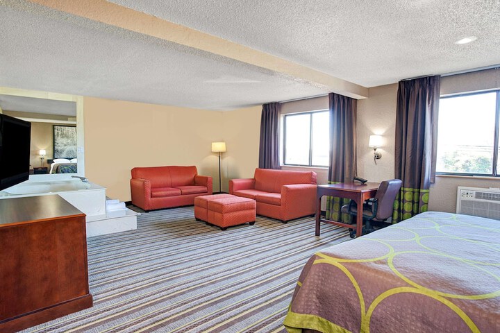 Super 8 by Wyndham Roseville / Detroit Area