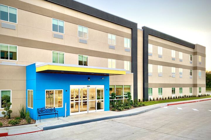 Days Inn & Suites by Wyndham Beaumont West / I-10 & Walden