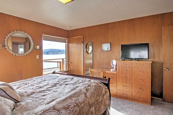 Gorgeous Poulsbo Waterfront Home on Liberty Bay!