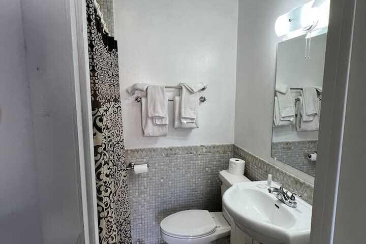 Room 27 of 34