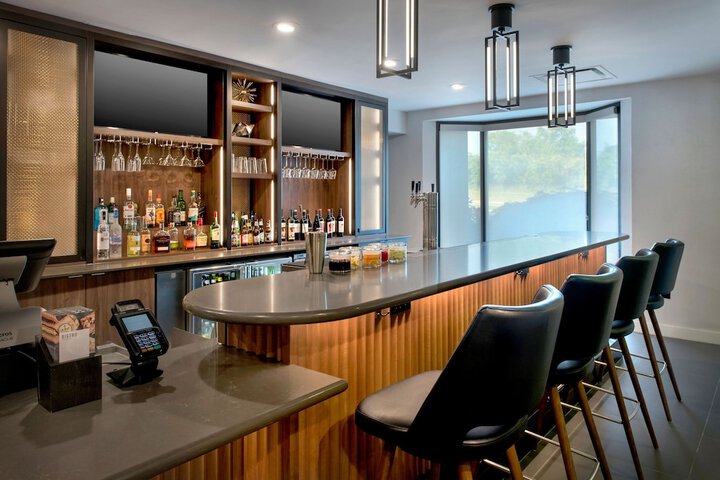 Lounge 30 of 34