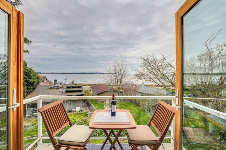 Beautiful Birch Bay Retreat w / Deck & Fire Pit!