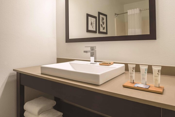 Country Inn & Suites by Radisson Waterloo, IA