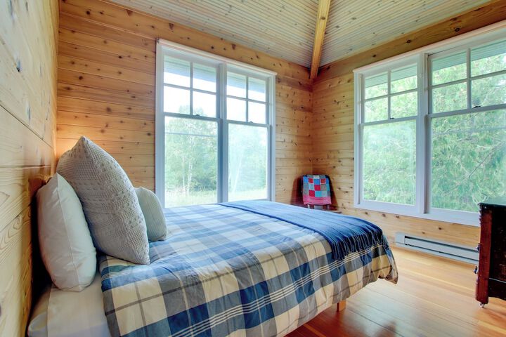 Serene Washington Island Getaway w / Private Beach!