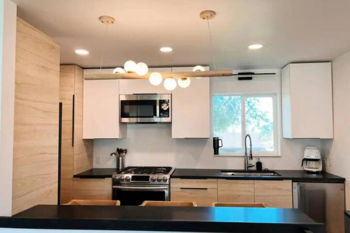 Entire Home near SLC. Family Friendly & King Suite