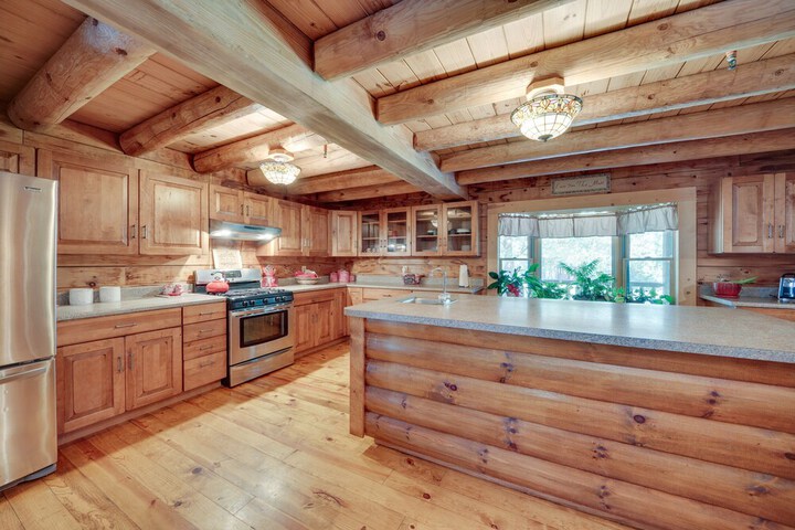 Secluded Broken Bow Cabin w / Fire Pit and Deck!