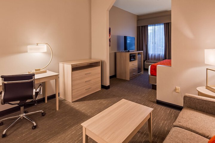 Best Western Plus New Cumberland Inn & Suites